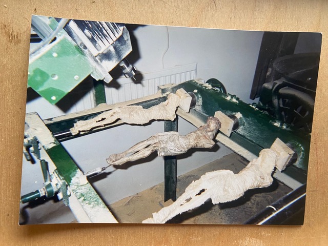 Maciej Jędrzejewski przy pracy w pracowni Maszkaron